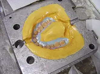 Nach dem Ausbrühen bleiben die Zähne in der anderen Hälfte der Küvette.