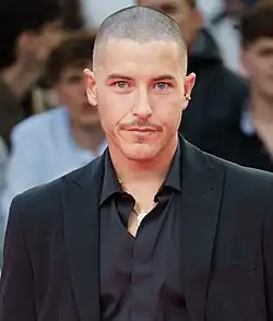 Jason Flemyng spielt Alastair Skye und Taz Skylar Billy