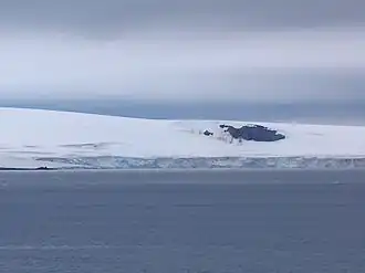 Blick von Half Moon Island auf die Mündung des Bravo-Gletschers in die Shopski Cove und den Malamir Knoll
