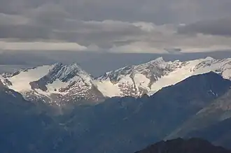 Das Malhamhorn (ganz links) gesehen von Osten. Rechts daneben die Malham-, Gubach- und Simonyspitzen