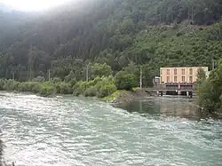 Das Kraftwerk Mölltal. Das Wasser mündet noch vor der eigentlichen Möllmündung in die Drau (links im Bild).
