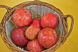 Ein Korb mit Äpfeln der Sorte Ruhm aus Kirchwerder