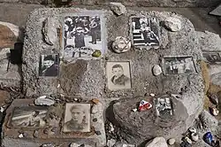 Großer Stein, in den Fotos von Kindern eingelassen sind, und Ziersteinen als Erinnerung