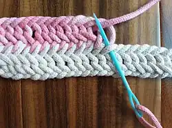 Anschluss an die voraus­gegange­ne Reihe: F1 = 1 Schlingen­bogen von vorn (Beispiel: Mammen-Stich)