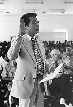 Mamoru Nakamura. Ein Mann im hellen Anzug beim Eid.