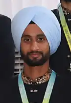 Mandeep Singh trägt ein schwarzes Hemd und einen hellblauen Dastar.