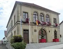 Rathaus- und Schulgebäude