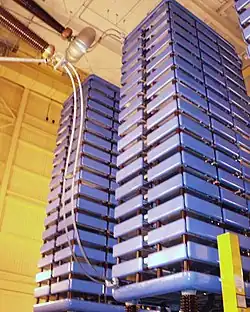 Gesteuerte Gleichrichter­türme bestehend aus je 96 Thyristoren für 250 kV und 2000 A, kanadisches EVU Manitoba Hydro