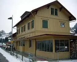 Altes Bahnhofsgebäude aus dem Jahr 1875[10]