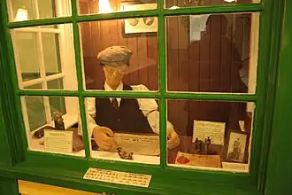 Nachgestellte Szene des Telegrafenbüros