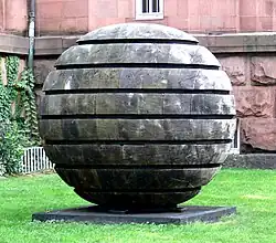 Large Sphere (2004). Skulpturengarten der Kunsthalle Mannheim