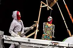 Bassist Mario Loebelt mit „Installation“ am Instrument