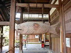 Der Klang des Holzfisches (jap. mokugyo 木魚) signalisiert den Beginn und das Ende einer Meditationseinheit.