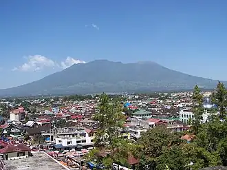 Der Marapi im Hintergrund der Stadt Bukittinggi