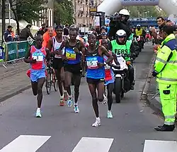 Dejene Berhanu (etwas verdeckt, weißes Trikot) – Rang 31