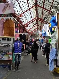 Stände mit preiswerter Kleidung im Marché Malik