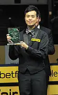 Marco Fu mit dem Pokal für den Zweitplatzierten
