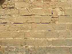 Quadermauerwerk aus Marès-Kalkstein am Castell de sa Punta de n’Amer mit deutlichen Spuren der Verwitterung im oberen Bereich