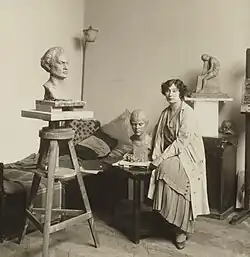 In ihrem Studio (Datum unbekannt)