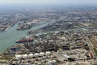 Blick über das Industriegebiet und die Hafenanlagen von Marghera