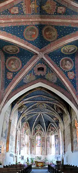 Maria Himmelfahrt Altarraum mit Fresken