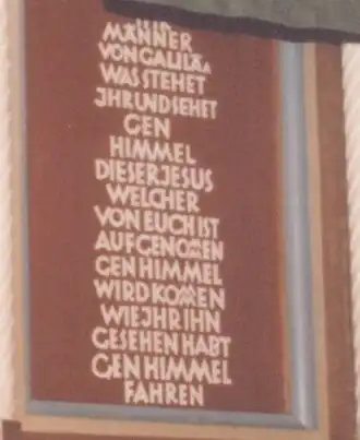 Zentral unterhalb des Pultes die Passage aus der Ankündigung vom Himmelfahrtstag (Apg 1,11 EU)