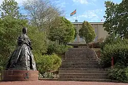 Denkmal der Zarin Maria Alexandrowna und Stadthaus