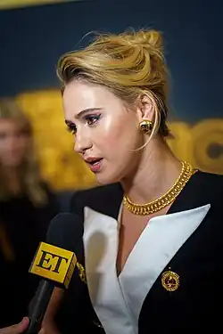 Jeremy Strong spielt Trumps Anwalt und Berater Roy Cohn und Marija Bakalowa seine Frau Ivana