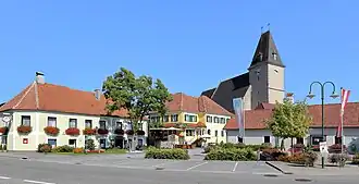 Westansicht des Ortszentrums mit der gotischen Wallfahrtskirche im Hintergrund.