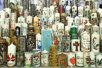 Kerzen mit religiösen Motiven