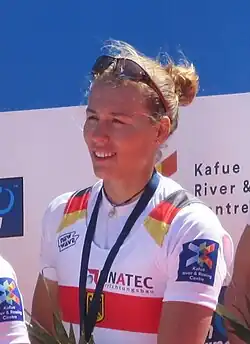 Arnold steht im Nationaltrikot und mit einer Goldmedaille um den Hals bei der Siegerehrung.