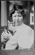 Zwischen 1904 und 1914. Die Schriftstellerin und Fotografin Marie Goslich mit Katze