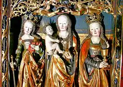 Der Mittelschrein des Marienaltars. Links die hl. Katharina (mit Bibel und Schwert), in der Mitte Maria mit dem Jesuskind, rechts die hl. Barbara (mit Kelch)