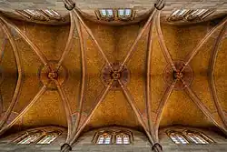 Mit Korkstücken beklebtes, vierteiliges Kreuzrippengewölbe in der Marienkirche, Reutlingen