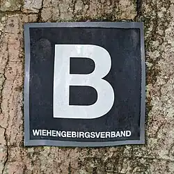 Markierungszeichen an einem Baum