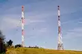 England-Antenne, bestehend aus einem 60 Meter hohen Stahlfachwerkmast (links) und einem 65 Meter hohen Stahlfachwerkturm als Reflektor (rechts)