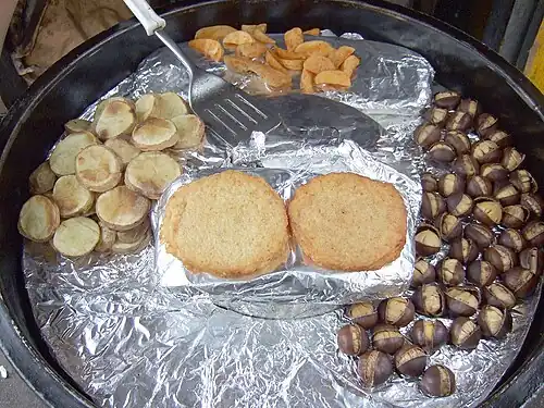 Angebot eines Wiener Maronibraters, neben Maroni auch Bratkartoffeln, Kartoffelpuffer und Wedges