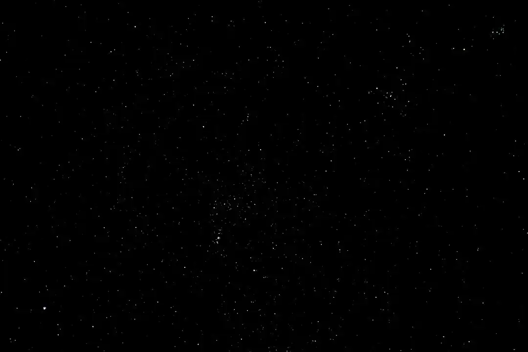 Von links unten nach rechts oben: Sirius (α Canis majoris), Sternbild Orion, Sternbild Stier mit dem offenen Sternhaufen der Hyaden, dem Planeten Mars exakt im Goldenen Tor der Ekliptik und dem offenen Sternhaufen der Plejaden.