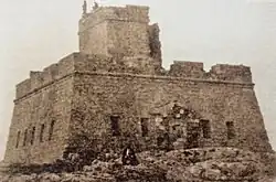 Gebäude von vorne in schwarzweiß.