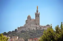 Blick auf die Kathedrale Notre-Dame de la Garde bei strahlend blauem Himmel