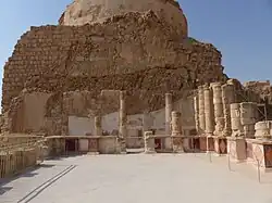 Die untere Terrasse ist ein relativ gut erhaltener Speisesaal. Man sieht rekonstruierte Fresken und wieder aufgerichtete Säulen