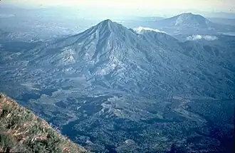 Blick auf den Mt. Masaraga, vom Gipfel des Mayon aus. Im Hintergrund die zerborstene Caldera des Mount Iriga mit dem Buhi-See dicht rechts daneben. Der näher liegende Vulkan Malinao befindet sich schon außerhalb des rechten Bildrandes