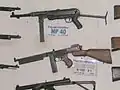 Maschinenpistolen (v. o.) MP40, Thompson M1928A1 und (anachronistisch) Sterling-Maschinenpistole