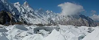 Der Masherbrum ist der höchste Berg der Kette.