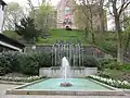 Die Serpentine mit dem Maskenbrunnen am Fritz-Wempner-Platz darunter.
