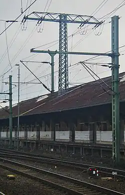 Mast der Bahnstrom­leitung Rethen–Gemünden in einem Schuppen am Güterbahnhof Fulda.