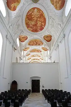 Innenansicht Richtung Laienbrüderchor mit dem Kreuzgang als Lettner