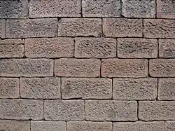 Eine Mauer aus behauenen Natursteinquadern