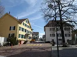 Dorfzentrum mit Pfarrhaus (rechts)