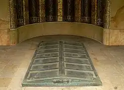 Grabplatte im Fußboden